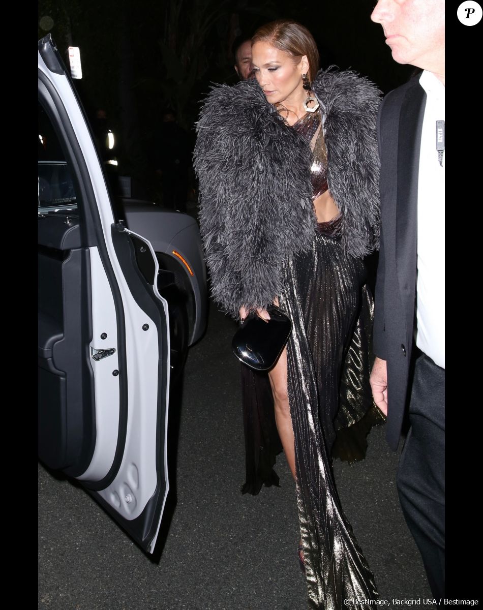 Jennifer Lopez quitte la soirée "Revolve" à Los Angeles le 18 mars 2023. JLo joue de nouveau les mannequins pour dévoiler ses co-créations avec un autre nom de la mode très populaire. Cette fois, la star a développé une collection de chaussures avec la marque adorée des modeuses Revolve, baptisée JLO Jennifer Lopez.