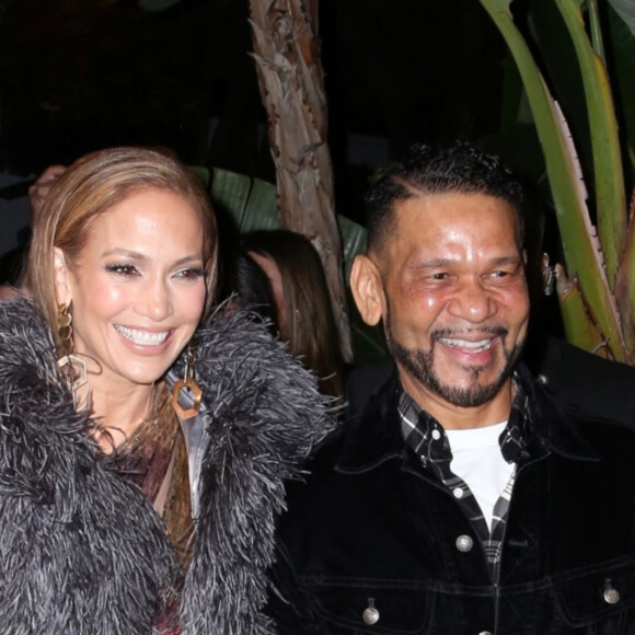 Jennifer Lopez quitte la soirée "Revolve" à Los Angeles le 18 mars 2023. JLo joue de nouveau les mannequins pour dévoiler ses co-créations avec un autre nom de la mode très populaire. Cette fois, la star a développé une collection de chaussures avec la marque adorée des modeuses Revolve, baptisée JLO Jennifer Lopez. 