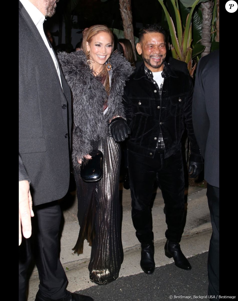 Jennifer Lopez quitte la soirée "Revolve" à Los Angeles le 18 mars 2023. JLo joue de nouveau les mannequins pour dévoiler ses co-créations avec un autre nom de la mode très populaire. Cette fois, la star a développé une collection de chaussures avec la marque adorée des modeuses Revolve, baptisée JLO Jennifer Lopez.