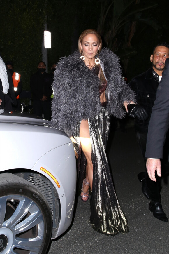 Jennifer Lopez quitte la soirée "Revolve" à Los Angeles le 18 mars 2023. JLo joue de nouveau les mannequins pour dévoiler ses co-créations avec un autre nom de la mode très populaire. Cette fois, la star a développé une collection de chaussures avec la marque adorée des modeuses Revolve, baptisée JLO Jennifer Lopez. 