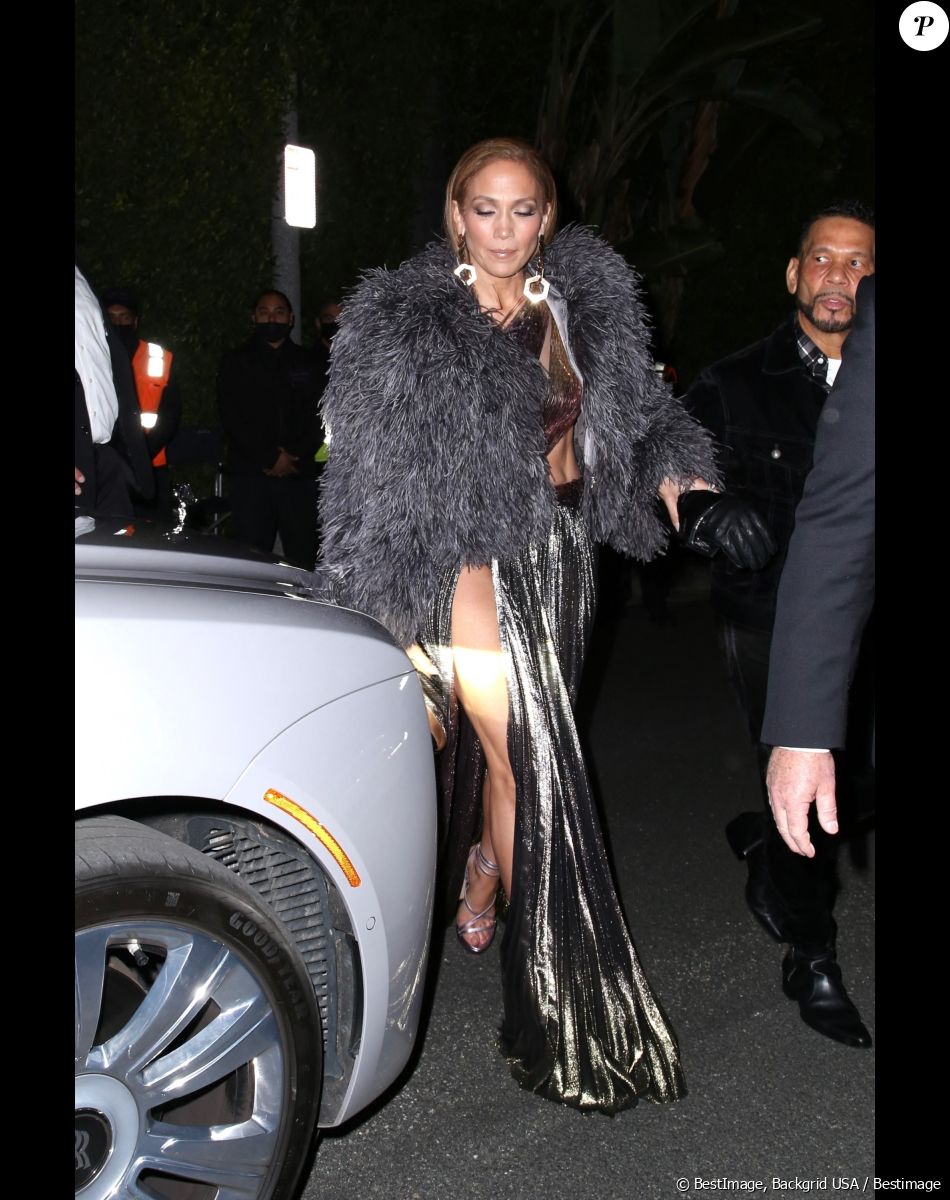 Jennifer Lopez quitte la soirée "Revolve" à Los Angeles le 18 mars 2023. JLo joue de nouveau les mannequins pour dévoiler ses co-créations avec un autre nom de la mode très populaire. Cette fois, la star a développé une collection de chaussures avec la marque adorée des modeuses Revolve, baptisée JLO Jennifer Lopez.