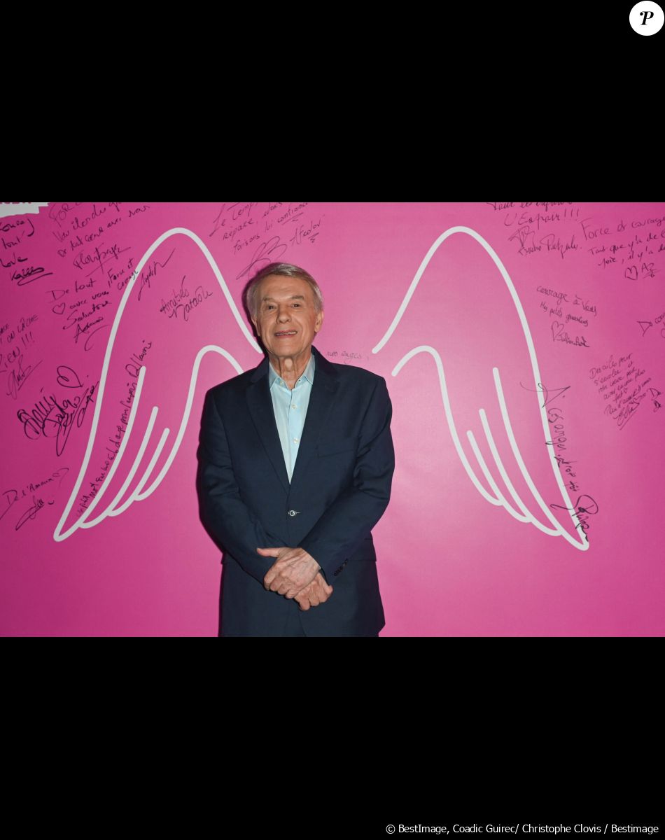 Exclusif - Salvatore Adamo - Backstage - Enregistrement de l'émission "Tout le monde chante contre le cancer, les stars relèvent le défi" dans le cadre du gala de l'association "Tout le monde chante contre le cancer" présentée par J.Anthony au Dôme de Paris, et diffusée le 4 janvier sur W9. Le 22 novembre 2022 © Coadic Guirec-Christophe Clovis / Bestimage