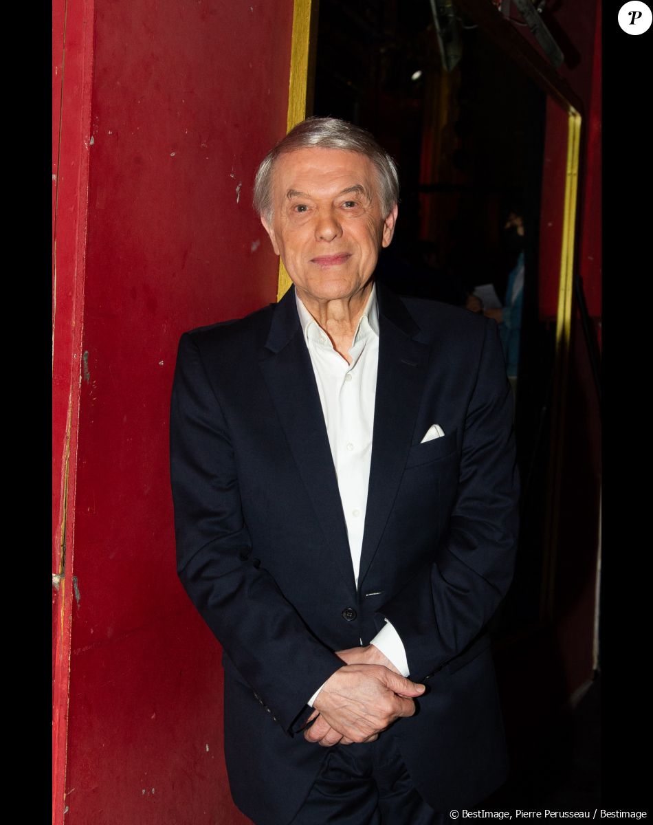 Exclusif - Salvatore Adamo - Backstage de l'enregistrement de l'émission "Chantons Aznavour" aux Folies Bergère à Paris, diffusée le 10 décembre à 21h05 sur France 3 Avec 180 millions de disques vendus à travers le monde, plus de 80 ans de carrière et quelque 1 300 chansons à son actif, Charles Aznavour est une légende de la chanson française. Dany Brillant, l'un de ses admirateurs inconditionnels, lui rendra hommage lors d'une soirée exceptionnelle sur France 3. Entouré d'une pléiade d'artistes, Dany Brillant animera en qualité de maître de cérémonie ce show. Il fera résonner la voix de celui qu'il considère comme son père spirituel, en reprenant les plus grandes chansons de Charles Aznavour sur la magnifique scène des Folies Bergère. Certains ont eu la chance de le connaître, d'autres, de collaborer le temps d'une chanson... Au détour de reprises inédites en duo ou en solo, ils nous feront partager leurs souvenirs, leurs émotions et leur bonheur d'avoir croisé la route de celui qu'ils présentent comme le " patron ". De la musique... et des images. À travers des documents d'archives rares et pour certains inédits, nous retracerons la vie de l'artiste français le plus connu au monde : ses débuts difficiles, sa rencontre avec le succès, sa passion pour le jazz et... le rap, ses engagements, sa carrière internationale, ses duos célèbres... © Pierre Perusseau / Bestimage