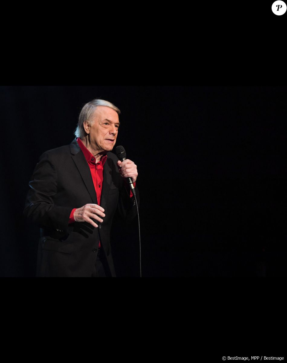 " J'ai mal compris alors... Excusez-moi ", a déploré le chanteur sous les rires du public.
Salvatore Adamo sur la scène du festival des Francofolies 2021 à la Rochelle, le 12 juillet 2021. Celebs perform at Francofolies 2021 festival.