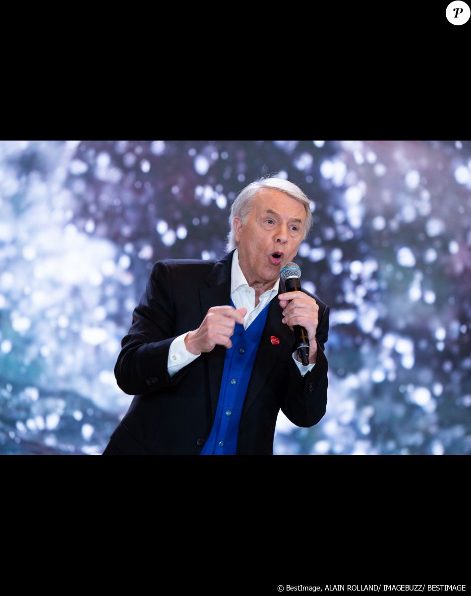 Salvatore Adamo lors de la 32ème édition du Télévie, l'opération de récolte de dons de RTL Belgium au profit du Fonds de la recherche scientifique (FNRS) pour aider la lutte contre la leucémie et le cancer. Belgique, Bruxelles, le 19 septembre 2020