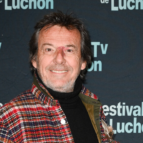Hilare, Jean-Luc Reichmann s'est empressé de rectifié cette erreur.
Jean-Luc Reichmann - Conférence de presse du Festival TV de Luchon au Studio Harcourt à Paris. Le 10 janvier 2023 © Coadic Guirec / Bestimage