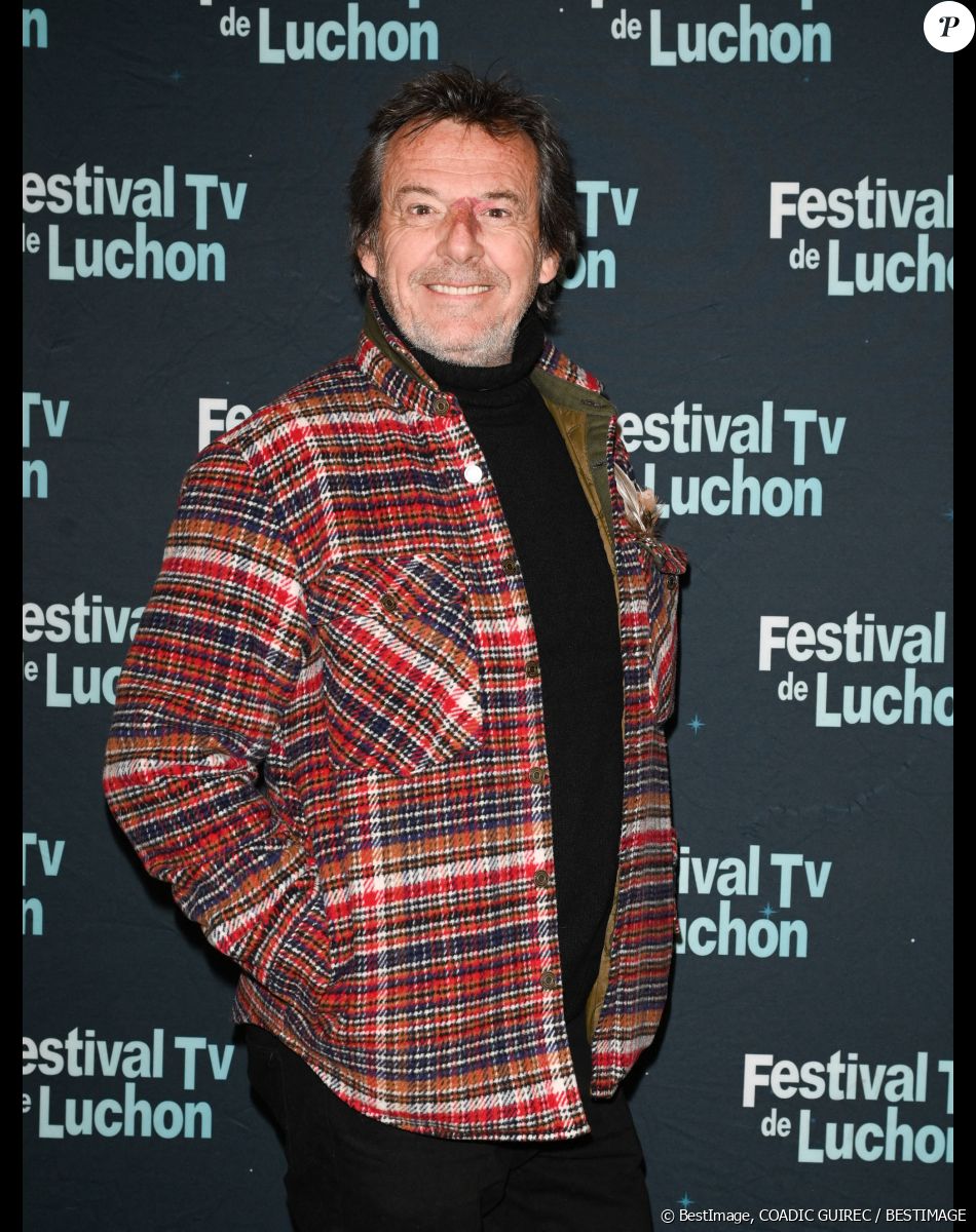 Hilare, Jean-Luc Reichmann s'est empressé de rectifié cette erreur.
Jean-Luc Reichmann - Conférence de presse du Festival TV de Luchon au Studio Harcourt à Paris. Le 10 janvier 2023 © Coadic Guirec / Bestimage
