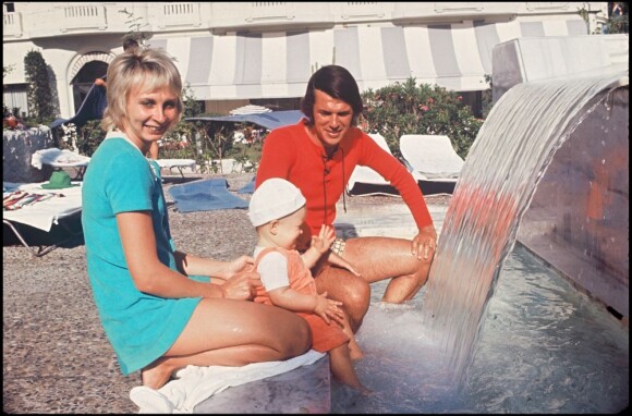 Salvatore Adamo, sa femme Nicole et leur fils Anthony en 1971. Roland Schoor / BestImage