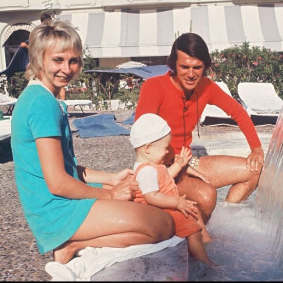 Salvatore Adamo, sa femme Nicole et leur fils Anthony en 1971. Roland Schoor / BestImage