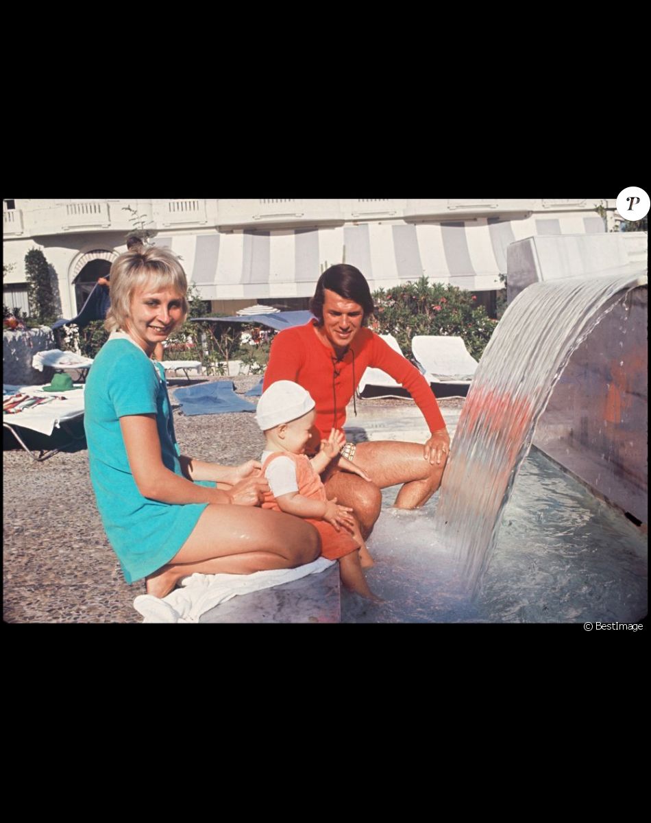Salvatore Adamo, sa femme Nicole et leur fils Anthony en 1971. Roland Schoor / BestImage