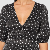 Soyez aussi stylée que Karine Le Marchand avec cette robe à manches bouffantes Hugo