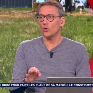 Après être revenu sur l'arnaque dont il est victime, il a chanté une chanson à Céline Collonge
Julien Courbet aux commandes de "Ca peut vous arriver", le 20 mars 2023