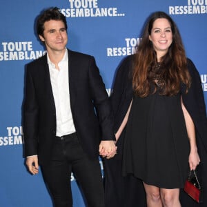 Ce lundi 20 mars, elle s'est emparée de son compte Instagram pour partager un superbe cliché de son mari Julien Dereims et de leur fils Lino (3 ans). 
Anouchka Delon (enceinte) et son compagnon Julien Dereims - Avant-première du film "Toute ressemblance..." au cinéma UGC Ciné Cité Les Halles à Paris, le 25 novembre 2019. © Coadic Guirec/Bestimage 