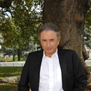 Mais avant de faire partie de la vie de millions de Français, qui ne manquent pas un numéro de Vivement dimanche, l'animateur a démarré en tant que jeune premier. 
Michel Drucker