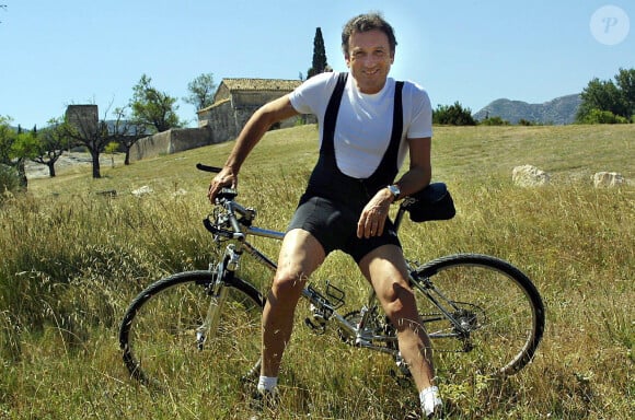 Archives - Rencontre avec Michel Drucker posant avec son vélo à Eygalières. Le 22 juillet 2001