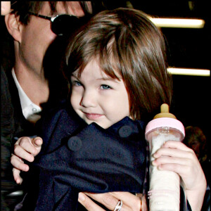 Suri, la fille de Tom Cruise et Katie Holmes, veut étudier la mode.
Tom Cruise et Katie Holmes avec leur fille Suri à New York