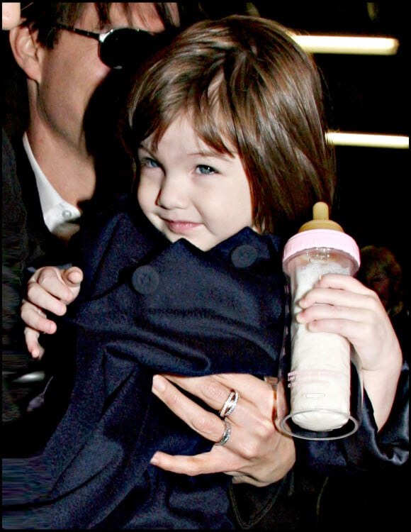 Suri, la fille de Tom Cruise et Katie Holmes, veut étudier la mode.
Tom Cruise et Katie Holmes avec leur fille Suri à New York