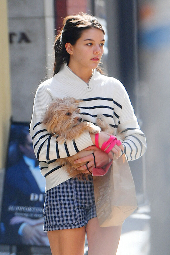 Une information révélée ce mardi 21 mars par le "Daily Mail". 
Exclusif - Suri Cruise, la fille de T.Cruise et K.Holmes, porte son chien dans ses bras dans les rues de New York, le 16 mars 2022.