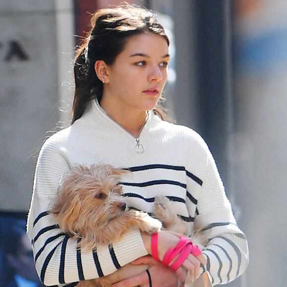 Une information révélée ce mardi 21 mars par le "Daily Mail". 
Exclusif - Suri Cruise, la fille de T.Cruise et K.Holmes, porte son chien dans ses bras dans les rues de New York, le 16 mars 2022.
