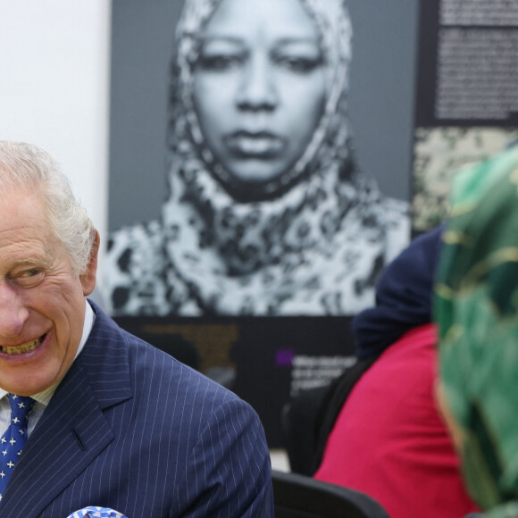 Le roi Charles III d'Angleterre, rend visite aux membres de la communauté soudanaise à Londres, le 15 mars 2023, à l'occasion du 20ème anniversaire du conflit au Darfour. 