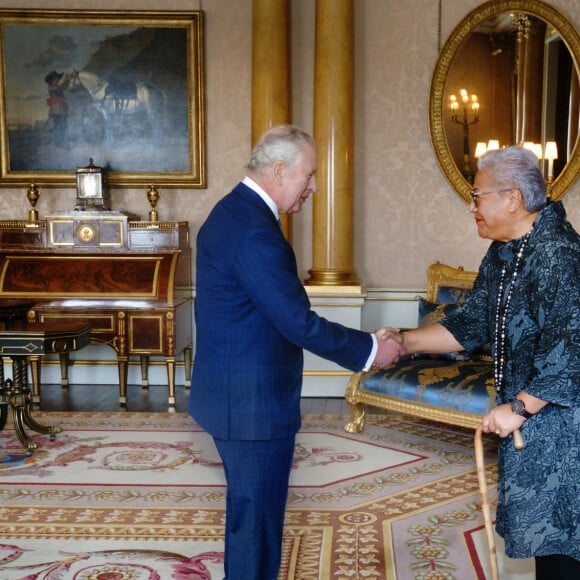 Le roi Charles III d'Angleterre, reçoit la présidente des Samoa, Fiame Naomi Mata'afa, lors d'une audience au palais de Buckingham, à Londres, Royaume Uni, le 14 mars 2023. 