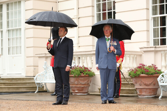 Le roi doit rencontrer Emmanuel Macron entre le 26 et le 29 mars.
Le prince Charles, prince de Galles, et Camilla Parker Bowles, duchesse de Cornouailles accueillent le président de la République française Emmanuel Macron dans la maison royale Clarence House, pour la commémoration du 80ème anniversaire de l'appel du 18 juin du général de Gaulle à Londres, Royaume Uni, le 18 juin 2010. 