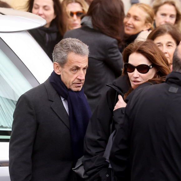 Pourtant, la chanteuse de 55 ans avait appris la nouvelle à 4600 kilomètres de là. 
Nicolas Sarkozy et sa femme Carla Bruni-Sarkozy - Sorties des obsèques de Päl Sarkozy de Nagy Bocsa, le père de Nicolas Sarkozy, en l'église Saint-Jean Baptiste à Neuilly sur Seine le 9 mars 2023. © Dominique Jacovides / Bestimage 