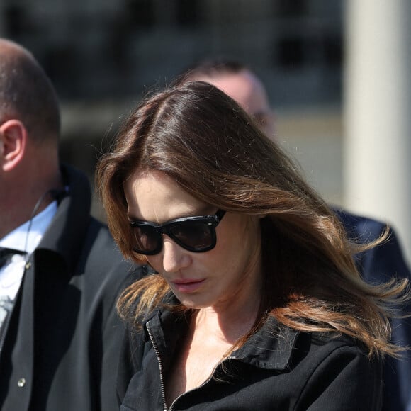 Carla Bruni-Sarkozy - Obsèques de la chanteuse Régine au Crematorium du cimetière du Père-Lachaise à Paris. Le 9 mai 2022 © Jacovides-Moreau / Bestimage 