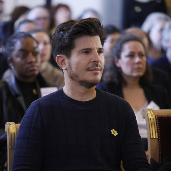 Vincent Niclo - Les célébrités participent au lancement de l'opération "Une jonquille contre le Cancer" sur la place du Panthéon à Paris, le 16 mars 2023. © Denis Guignebourg / Bestimage 