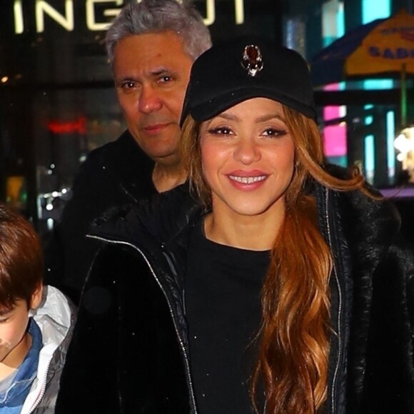 Shakira emmène ses enfants Sasha, 8 ans, et Milan, 10 ans, au "M&M's" Store à New York avant d'aller dîner au restaurant "Nobu", le 10 mars 2023. Juste avant, Shakira avait participé à l'émission "The Tonight Show Starring Jimmy Fallon". Merci de flouter le visage des enfants avant parution.