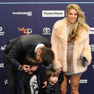 Shakira, Gérard Piqué et leurs enfants Milan et Sasha au photocall des 40èmes Music Awards à Barcelone, le 1er décembre 2016.