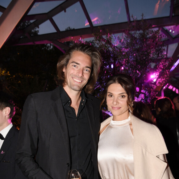 Exclusif - Camille Lacourt et sa compagne Alice Detollenaere - Hotel Peninsula poursuit son engagement dans la lutte contre le cancer du sein à l'occasion de la campagne annuelle mondiale Octobre Rose avec la soirée de gala au profit de l'association "Europa Donna France". Paris, le 29 septembre 2022 © Christophe Clovis-Rachid Bellak / Bestimage 