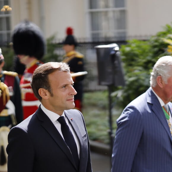 Le prince Charles, prince de Galles, Camilla Parker Bowles, duchesse de Cornouailles et le président de la République française Emmanuel Macron lors la commémoration du 80ème anniversaire de l'appel du 18 juin du général de Gaulle au Carlton Garden à Londres, Royaume Uni, le 18 juin 2010. © Tolga Akmen/Pool/Bestimage 