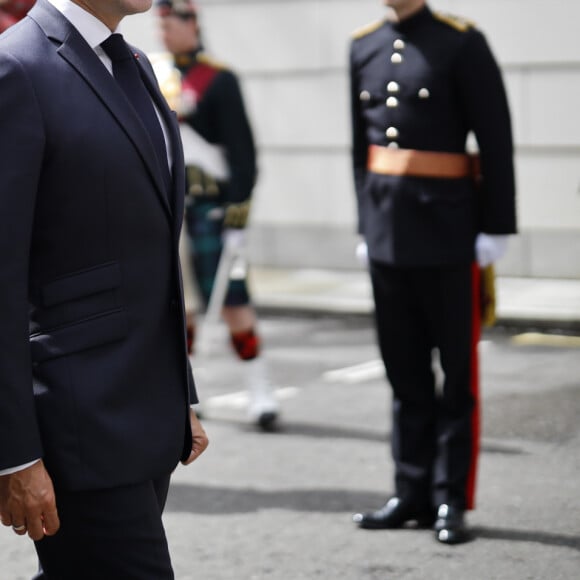 Le prince Charles, prince de Galles, Camilla Parker Bowles, duchesse de Cornouailles et le président de la République française Emmanuel Macron lors la commémoration du 80ème anniversaire de l'appel du 18 juin du général de Gaulle au Carlton Garden à Londres, Royaume Uni, le 18 juin 2010. © Tolga Akmen/Pool/Bestimage 