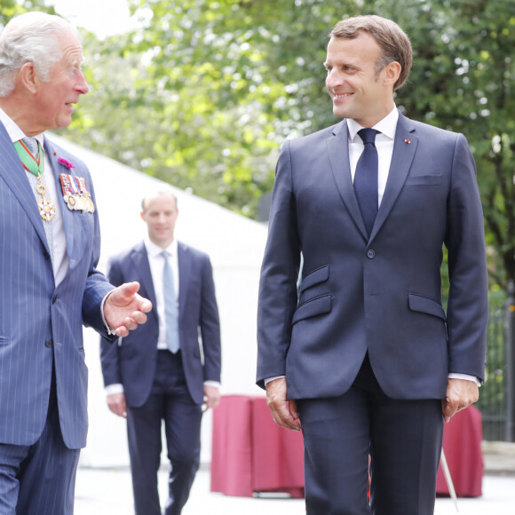 Le prince Charles, prince de Galles, Camilla Parker Bowles, duchesse de Cornouailles et le président de la République française Emmanuel Macron lors la commémoration du 80ème anniversaire de l'appel du 18 juin du général de Gaulle au Carlton Garden à Londres, Royaume Uni, le 18 juin 2010. © Tolga Akmen/Pool/Bestimage 