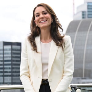 Nouvelle apparition élégante de Kate Middleton... dans un supermarché !
Kate Catherine Middleton, princesse de Galles, lors de la réunion inaugurale de son nouveau groupe de travail sur les affaires de la petite enfance au siège social de NatWest à Londres