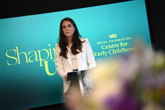 Dans un look qui ressemblait à celui qu'elle avait déjà choisi au mois de mars, mais beaucoup plus abordable, la princesse de Galles a fait sensation pour son projet Shaping Us
Kate Catherine Middleton, princesse de Galles, lors de la réunion inaugurale de son nouveau groupe de travail sur les affaires de la petite enfance au siège social de NatWest à Londres. Le 21 mars 2023