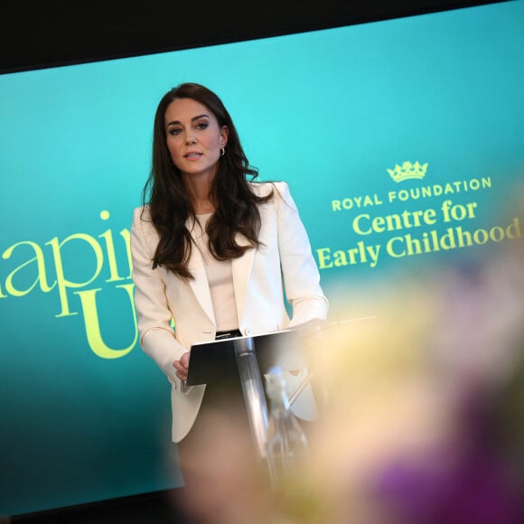 Dans un look qui ressemblait à celui qu'elle avait déjà choisi au mois de mars, mais beaucoup plus abordable, la princesse de Galles a fait sensation pour son projet Shaping Us
Kate Catherine Middleton, princesse de Galles, lors de la réunion inaugurale de son nouveau groupe de travail sur les affaires de la petite enfance au siège social de NatWest à Londres. Le 21 mars 2023