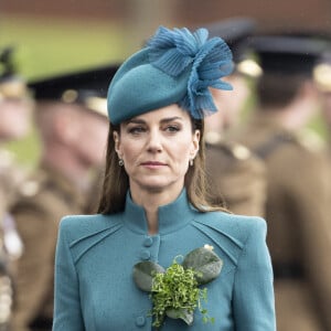 Elle fait toujours sensation avec ses choix vestimentaires, parfois très pointus
La colonelle Catherine (Kate) Middleton, princesse de Galles, à l'assemblée annuelle des Irish Guards Parade de la St Patrick à Mons Barracks à Aldershot, le 17 mars 2023. Catherine (Kate) Middleton, princesse de Galles, a récemment été nommée colonelle de l’Irish Guards par le roi d'Angleterre.