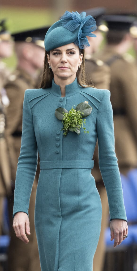 Elle fait toujours sensation avec ses choix vestimentaires, parfois très pointus
La colonelle Catherine (Kate) Middleton, princesse de Galles, à l'assemblée annuelle des Irish Guards Parade de la St Patrick à Mons Barracks à Aldershot, le 17 mars 2023. Catherine (Kate) Middleton, princesse de Galles, a récemment été nommée colonelle de l’Irish Guards par le roi d'Angleterre.