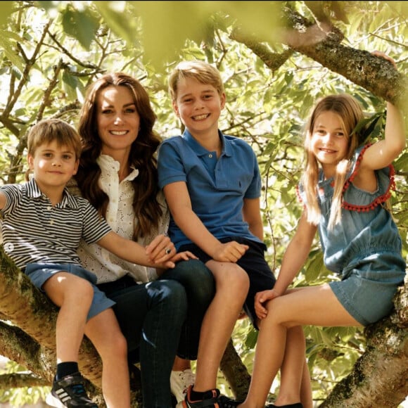 Et parfois plus simple, comme lorsqu'elle pose avec naturel auprès de ses trois enfants George, Charlotte et Louis
Pour la fête des Mères, le prince et la princesse de Galles ont dévoilé une photo inédite de la duchesse, Catherine Kate Middleton avec ses trois enfants, George, Charlotte et Louis. Le 19 mars 2023. © Princess of Wales Instagram via Bestimage