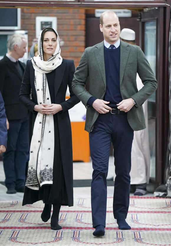 Un programme consacré à la petite enfance, elle qui s'implique dans de nombreuses initiatives, toujours au plus proches de ses concitoyens
Le prince William, prince de Galles, et Catherine (Kate) Middleton, princesse de Galles, arrivent au centre Hayes Muslim pour voir le travail de secours en Turquie et en Syrie par diverses ONG à Londres, Royaume Unis, le 9 mars 2023.