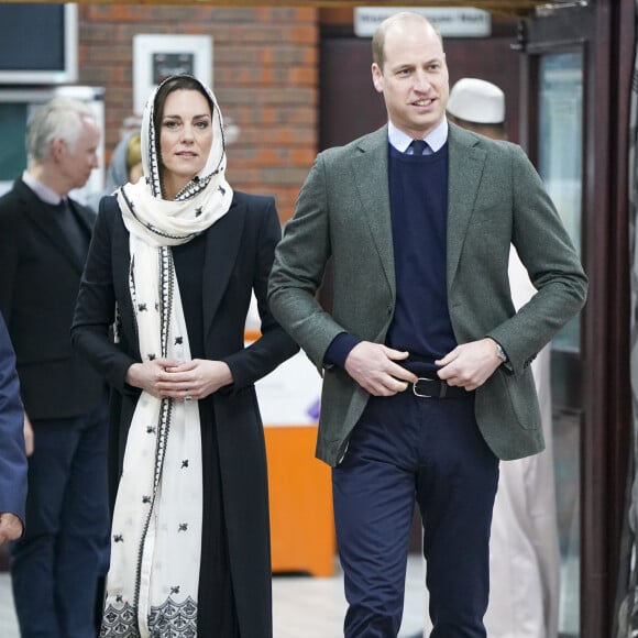 Un programme consacré à la petite enfance, elle qui s'implique dans de nombreuses initiatives, toujours au plus proches de ses concitoyens
Le prince William, prince de Galles, et Catherine (Kate) Middleton, princesse de Galles, arrivent au centre Hayes Muslim pour voir le travail de secours en Turquie et en Syrie par diverses ONG à Londres, Royaume Unis, le 9 mars 2023.