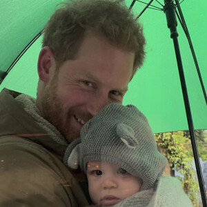 Le prince Harry, duc de Sussex et Meghan Markle, duchesse de Sussex, avec leurs enfants Archie et Lilibet. 