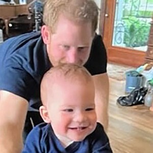 Le prince Harry, duc de Sussex et Meghan Markle, duchesse de Sussex, dévoilent des photos et des vidéos inédites de leur fils Archie dans "Harry & Meghan" (Netflix). La jeune famille peut également être vue dans un court vidéo-clip célébrant le premier anniversaire de Lilibet, avec Archie effronté grimpant sur la table pour aider sa petite soeur à souffler les bougies sur un énorme gâteau. Dans le sixième épisode, la princesse Eugénie rend visite à son cousin Harry aux États-Unis, le rejoignant pour un moment de complicité avec Archie sur la plage. Le 15 décembre 2022. 