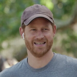 Le prince Harry, duc de Sussex a joué dans un court métrage comique pour promouvoir son nouveau projet d'éco-voyage. Maintenant que ses obligations envers la famille sont terminées, le Prince Harry envisagerait-il une carrière... d'acteur ? C'est ce que laisse penser le petit clip sorti ce lundi 9 mai 2022, dans lequel il joue son propre rôle pour promouvoir la Nouvelle-Zélande. Un pays cher à son coeur et qui nous permet de le voir sous un autre jour. Décidément, Harry n'est vraiment pas un prince comme les autres ! 