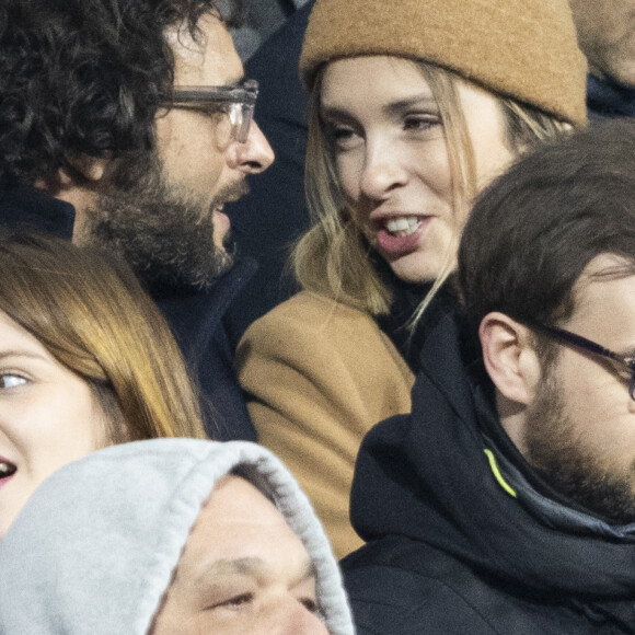 Isabelle Ithurburu est allée applaudir son compagnon Maxim Nucci en concert à la Salle Pleyel.
Maxim Nucci et sa compagne Isabelle Ithurburu dans les tribunes lors du match de rugby du Tournoi des 6 Nations opposant la France à l'Angleterre au stade de France, à Saint-Denis, le 19 mars 2022. © Cyril Moreau/Bestimage