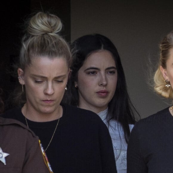 En décembre dernier, après avoir été condamnée à verser 10 millions de dollars à son ex pour diffamation, Amber Heard annonçait stopper les poursuites après avoir trouvé un accord à l'amiable. Une "décision difficile" comme elle l'avait fait savoir sur Instagram
Amber Heard, accompagnée de sa soeur Whitney, sort du tribunal, alors que le verdict du procès en diffamation qui l'oppose à Johnny Depp est tombé. Fairfax, le 1er juin 2022. L'actrice, qui s'était décrite comme une victime de violences conjugales dans une tribune publiée en 2018 par le " Washington Post ", a été condamnée à verser quinze millions de dollars de dommages et intérêts à Johnny Depp pour diffamation. 