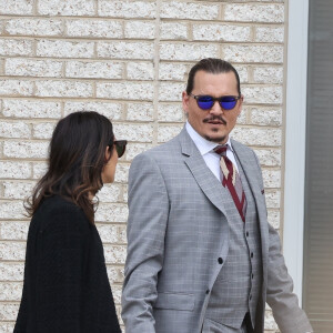 Johnny Depp sort du procès intenté contre son ex-femme, Amber Heard à Fairfax, Virginie, Etats-Unis, le 26 mai 2022. 