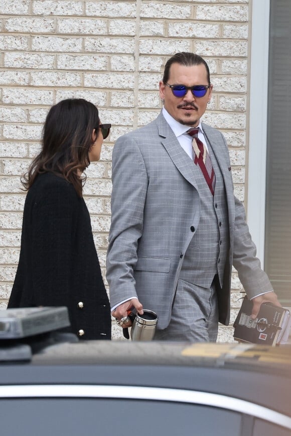 Johnny Depp sort du procès intenté contre son ex-femme, Amber Heard à Fairfax, Virginie, Etats-Unis, le 26 mai 2022. 